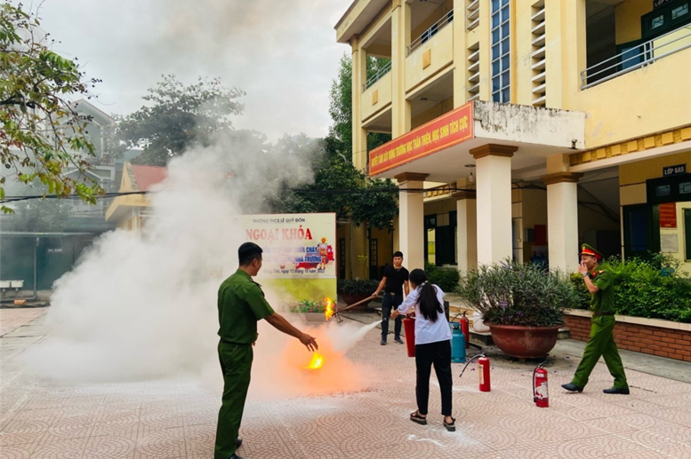 Học sinh hăng hái, thích thú  trải nghiệm vào việc chữa cháy bằng 2 kĩ năng dùng bình cứu hỏa và dùng chăn , “bỏ quên” cả thời gian