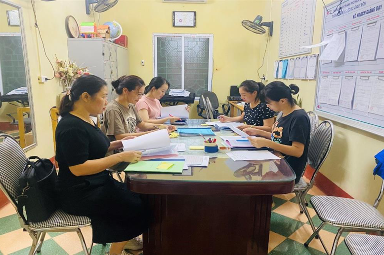 Chiều thứ 7, các cô giáo tổ KHXH vẫn say sưa với 407 bài viết giới thiệu sách