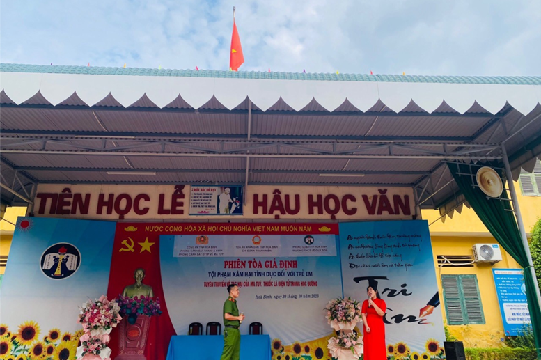 Các tiết mục văn nghệ đến từ các nghệ sĩ không chuyên của Trường Lê Qúy Đôn và Công an Tỉnh