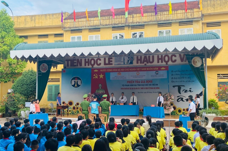 Phiên tòa giả định diễn ra như 1 phiên tòa thật giúp các em có cái nhìn thực tế nhất về các quy định của pháp luật