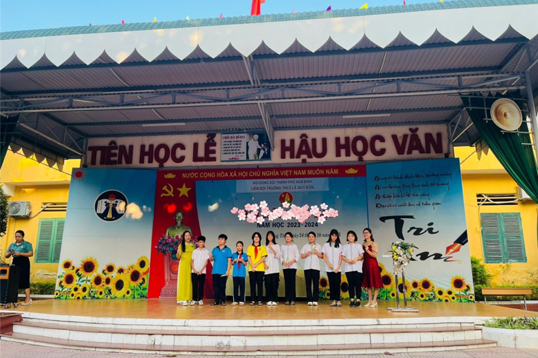 Các em được nhận những phần quà nhỏ từ trò chơi đoán giai điệu âm nhạc