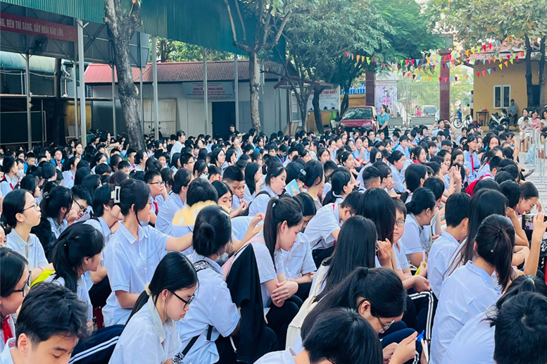 Hình ảnh các em đang xúc động lắng nghe và thấu hiểu về tình cảm của cha mẹ.