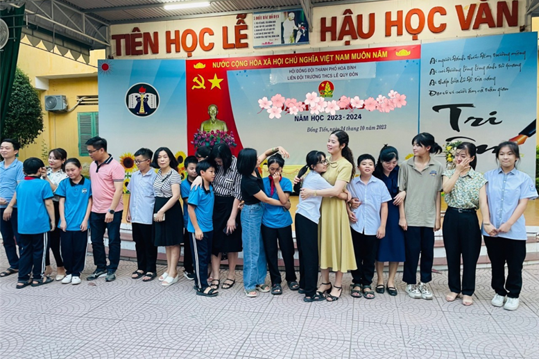 Những giây phút xúc động của các em học sinh khi thể hiện tình cảm với cha mẹ 