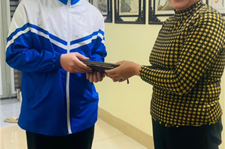 Em Ngô Duy Khánh và hai bạn tận tay tra lại ví cho người đánh rơi