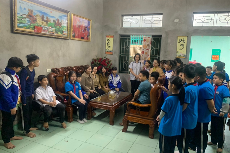 Đại diện cho CLB Thiện nguyện nhà trường, các bạn HS khối 6 đến nhà động viên bạn cố gắng rèn luyện, học tập tốt.