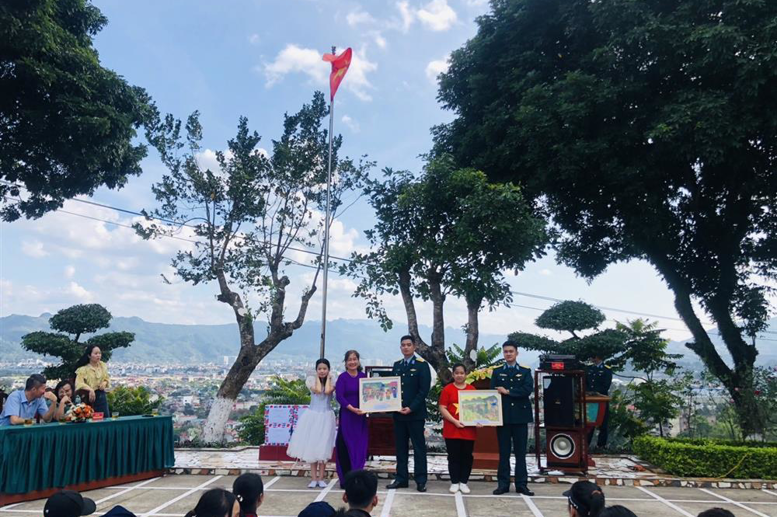 Thầy và trò nhà trường tặng quà lưu niệm cho đại diện Tiểu đoàn 152