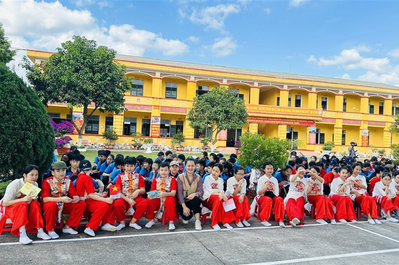 Các em học sinh rất hào hứng và phấn khởi đi được trải nghiệm tại đơn vị và chuẩn bị biểu diễn các tiết mục văn nghệ.