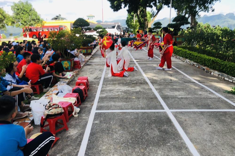 Tiết mục văn nghệ của lớp 6A2 và 6A4 gửi tới các chú bộ đội