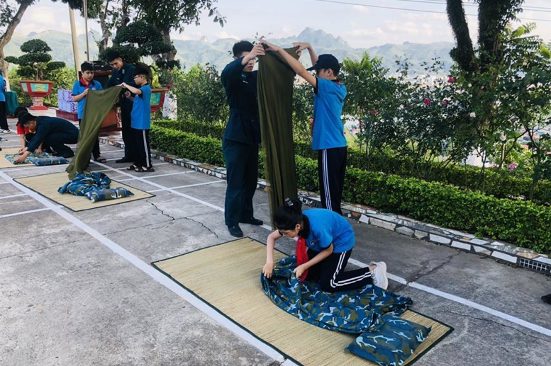 Các em học sinh tập trung cao độ trong phần thi gấp chăn màn