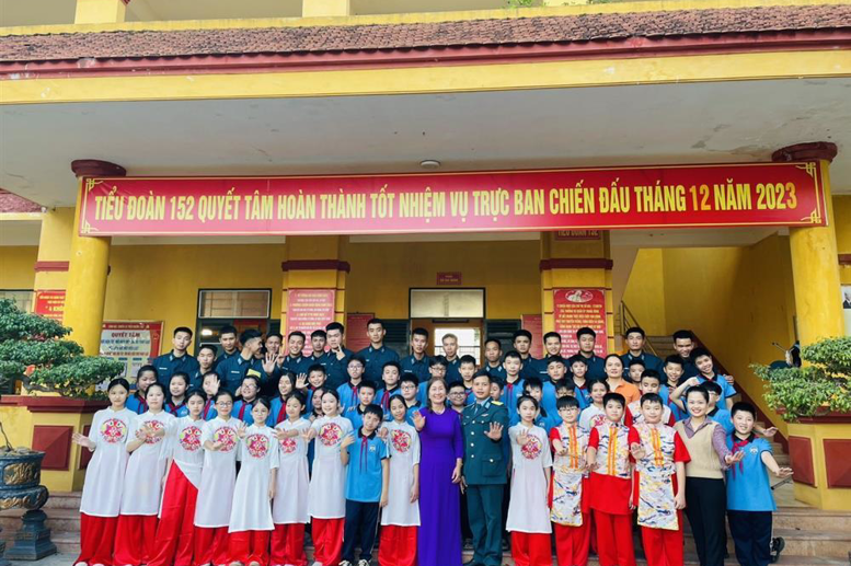 Thầy và trò chụp ảnh lưu niệm cùng đơn vị 152