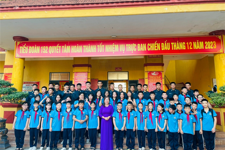 Thầy và trò chụp ảnh lưu niệm cùng đơn vị 152