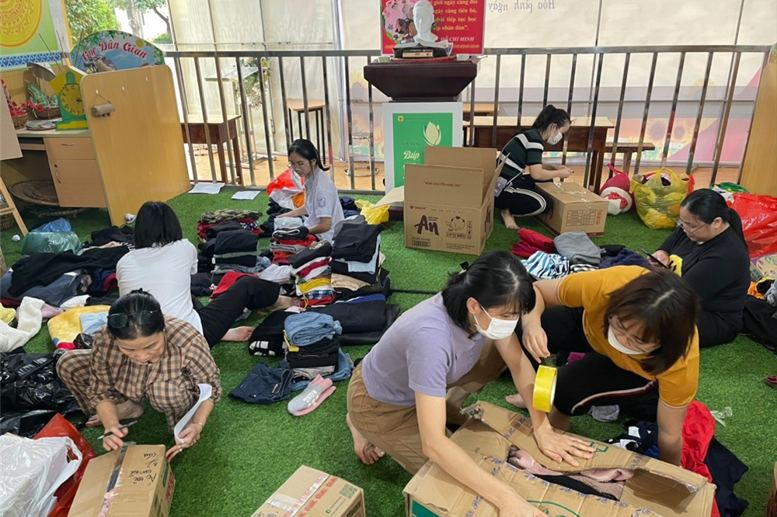 Công tác sắp xếp phân loại quần áo, nhu yếu phẩm,…