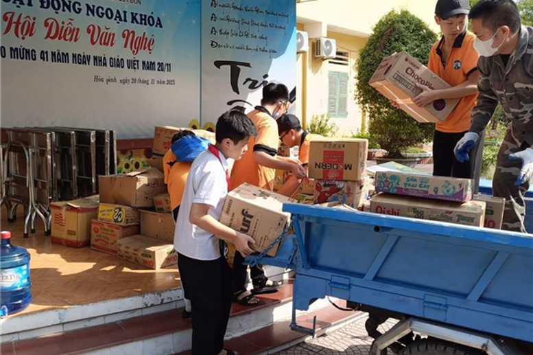 Nhờ sự giúp đỡ của PHHS những thùng hàng nhanh chóng được bốc lên xe