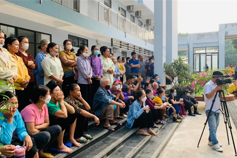 Hàng trăm bệnh nhân nghèo đã có mặt từ rất sớm và tham quan các gian hàng để lựa chọn những nhu yếu phẩm mà mình đang cần.