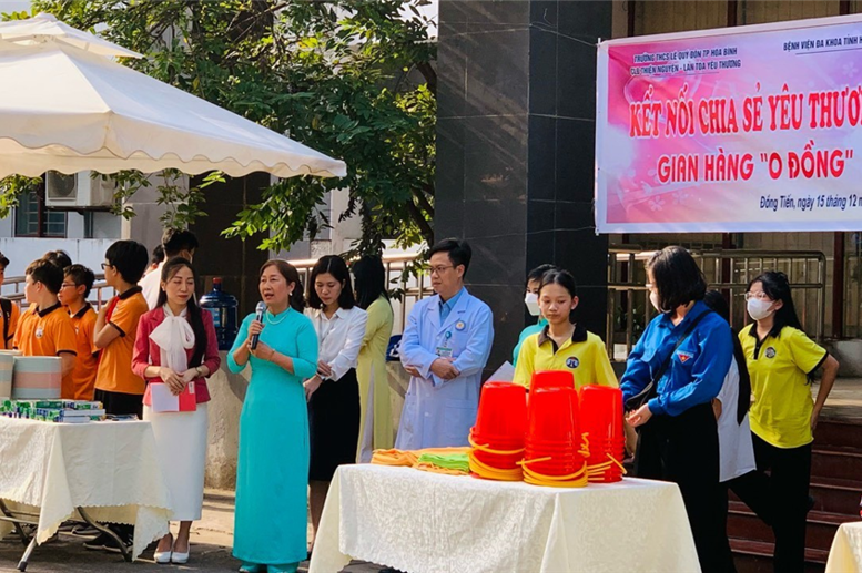 Cô Hiệu trưởng phát biểu