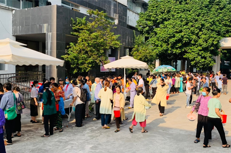 Các gian hàng tấp nập "tình thương"