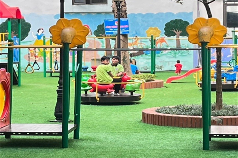 Cô đợi chút để chúng  em khám phá  khu “công viên” của các em nhỏ bệnh nhân 