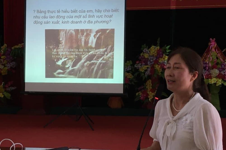 Cô giáo Phạm Thị Hải Châu - Hiệu trưởng nhà trường trực tiếp hướng dẫn