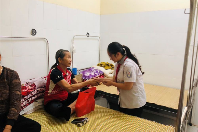 Những cái bắt tay cảm ơn thân tình, chứa chan tình cảm