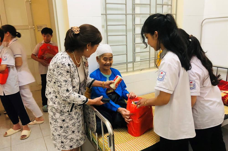 Cô Hiệu trưởng ân cần dặn dò từng bệnh nhân cách chế biến đồ ăn sáng