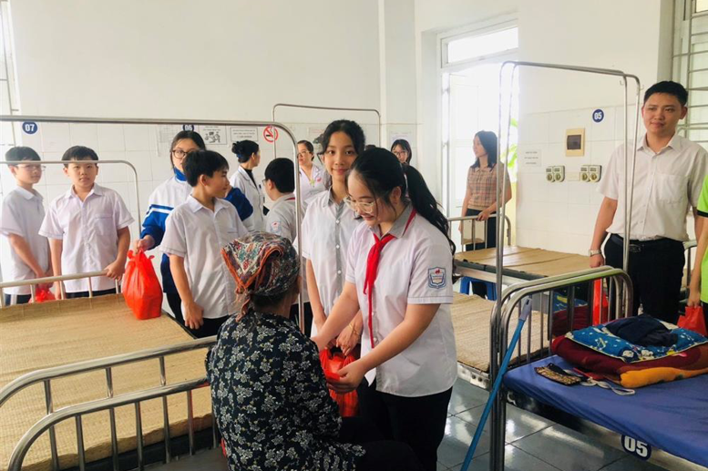 Từng gói quà là biết bao tình cảm của thầy và trò!