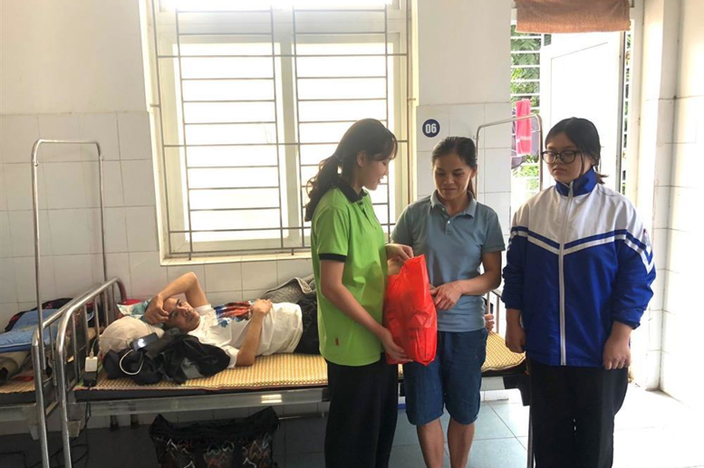 Xuất quà tặng thêm cho gia đình bệnh nhân nằm viện đã lâu chưa được về