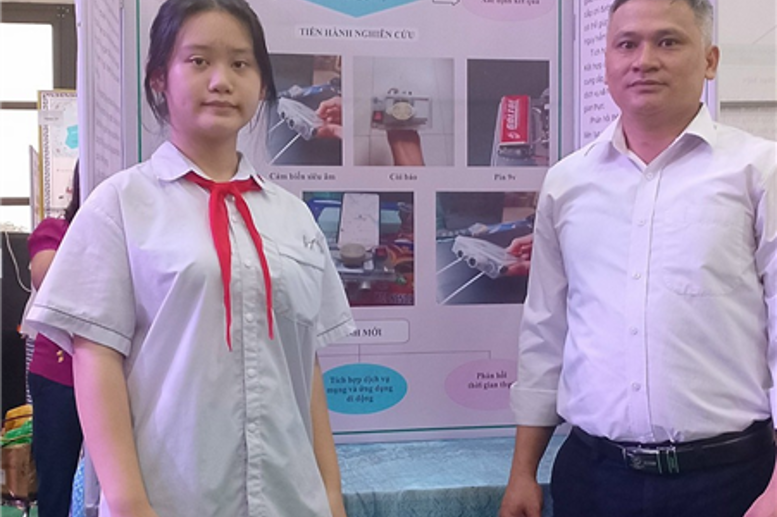 Thầy giáo Đặng Thanh Trường và học sinh Nguyễn Thị Hạnh Ngân