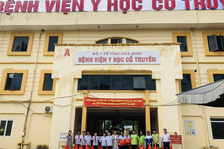 Đ/c BT- Phạm Thị Hải Châu, CBGV chi đoàn trường THCS Lê Quý Đôn thăm và tặng quà bệnh nhân tại BV Y học cổ truyền ngày 13/12/2023