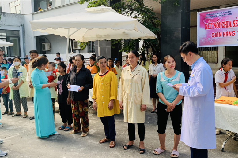 Đ/c BT- Phạm Thị Hải Châu, CBGV chi đoàn trường THCS Lê Quý Đôn thăm và tặng quà bệnh nhân tại BV Tỉnh Hòa Bình ngày 15/12/2023