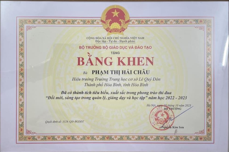 Cô giáo Phạm Thị Hải Châu- Bí thư chi bộ- Hiệu trưởng nhà trường được vinh danh, nhận bằng khen của Bộ GĐ&ĐT đã có thành tích tiêu biểu, xuất sắc trong phong trào thi đua “Đổi mới, sáng tạo trong quản lý, giảng dạy và học tập” năm học 2022-2023.