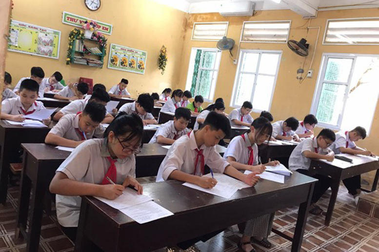 Các em học sinh nghiêm túc làm bài