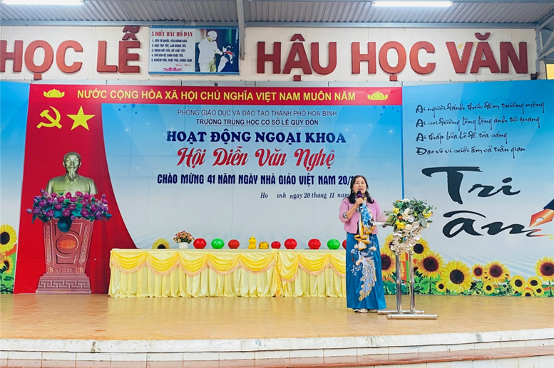 Cô giáo Phạm Thị Hải Châu - Bí thư chi bộ - Hiệu trưởng nhà trường.