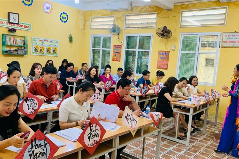 Phụ huynh học sinh Lớp 7A3 rất hào hứng trao đổi với cô chủ nhiệm để rèn luyện ý thức cho các con.