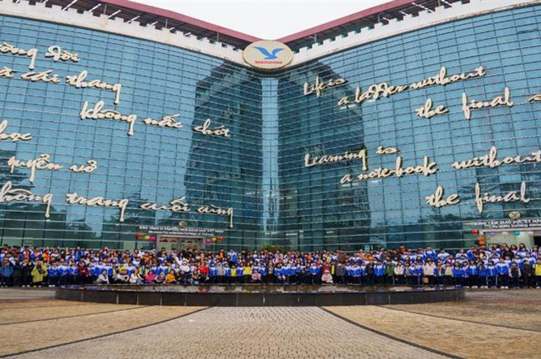 HS Khối 7 và khối 8 chụp ảnh tập thể trước tòa nhà Quyển Sách