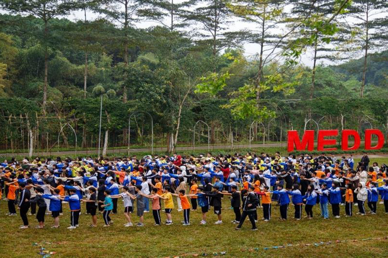 Hoạt động team building rèn luyện tinh thần đồng đội