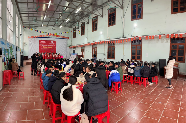 Các em học sinh đã có buổi giao lưu văn hóa, văn nghệ - để nối gần khoảng cách, có một buổi liên hoan nhỏ để học cách sẻ chia và đoàn kết