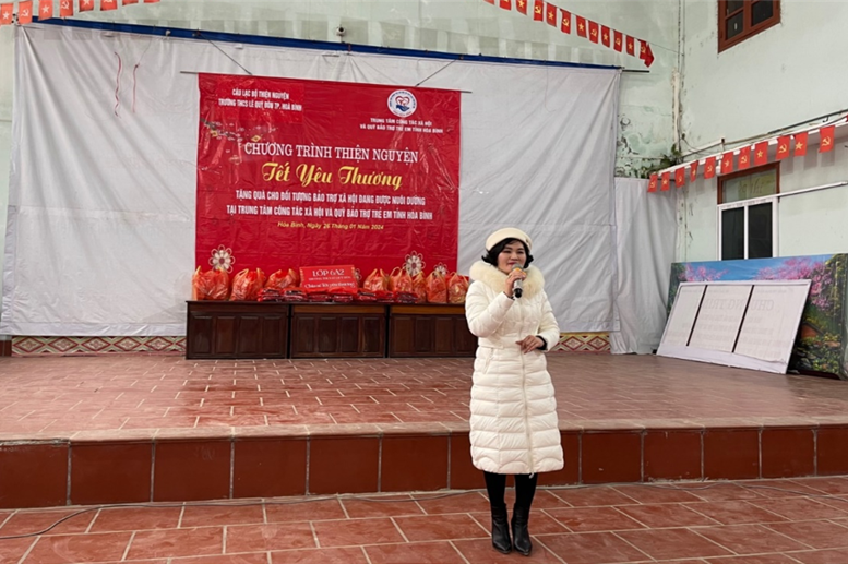 Với giọng nói truyền cảm, cô đã chia sẻ câu chuyện vô cùng ý nghĩa về sự nỗ lực, cố gắng và niềm tin vào tương lai tươi sáng. 