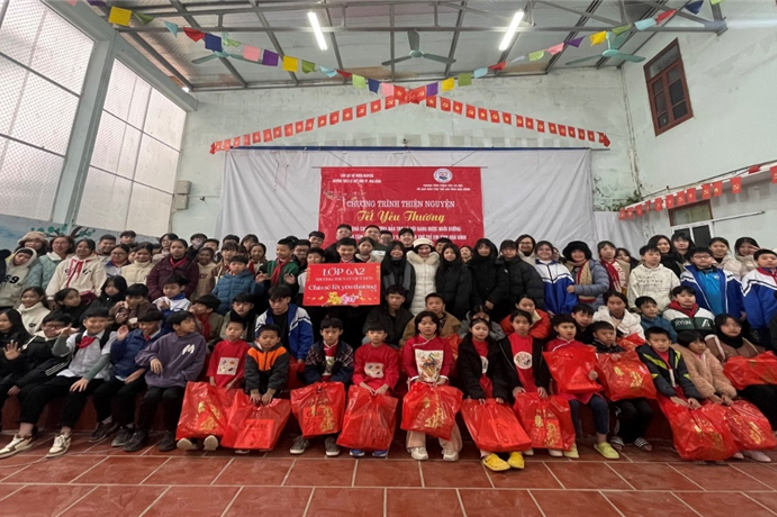 Những cái bắt tay, những lời động viên, chia sẻ của các thầy cô giáo, các bậc phụ huynh học sinh của trường Lê Qúy Đôn đã là những món quà về mặt tinh thần đối với nhưng người già neo đơn, những con người có hoàn cảnh đặc biệt khó khăn. 