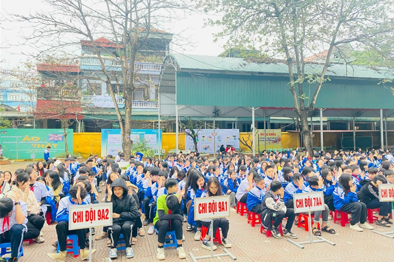Các em Học sinh chăm chú lắng nghe những kiến thức phòng chống cháy nổ, kỹ năng xử lý tình huống, kỹ năng thoát hiểm khi cháy nổ xảy ra
