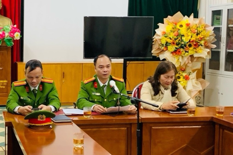 Thiếu tá Nguyễn Hữu Trường – Phó Công an phường Đồng Tiến đã thông tin về tình hình giao thông trên địa bàn thành phố Hoà Bình; thực hiện nội dung tuyên truyền về An toàn giao thông trong dịp Tết Nguyên Đán