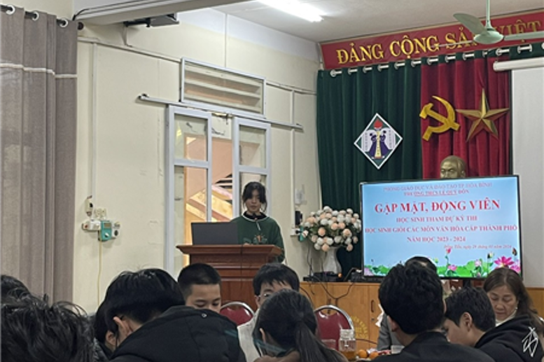 Em Nguyễn Hà Linh - học sinh lớp 9A3- đội tuyển Tiếng Anh vinh dự thay mặt cho 68 học sinh tham dự kì thi học sinh giỏi cấp thành phố, bày tỏ sự quyết tâm trong kì thi này.&nbsp;