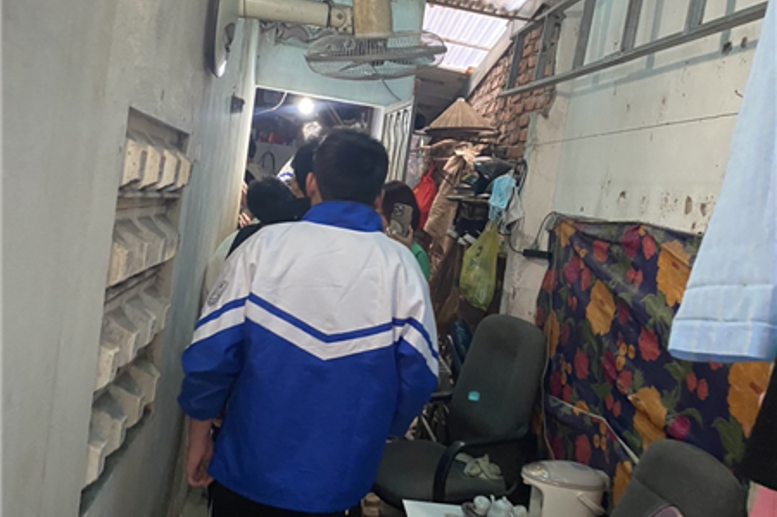 Từng hàng dài học sinh nối liền nhau đi vào các ngách nhỏ thăm các bệnh nhân