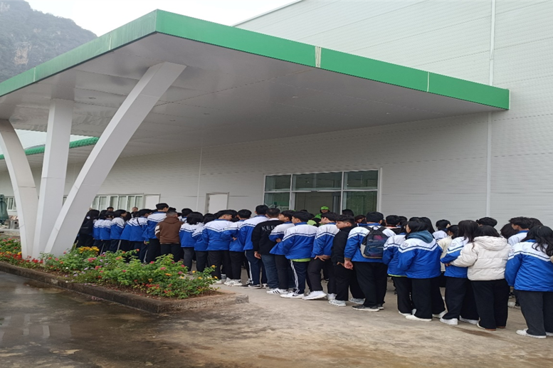 Học sinh xếp hàng chuẩn bị tham quan Công ty TNHH Ban đai Việt Nam