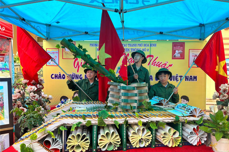 Hình ảnh học sinh hóa thân thành những chú bộ đội hết sức ý nghĩa!