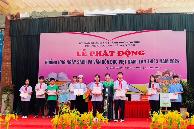 Đại diện học sinh nhận giải ba tác phẩm sân khấu hóa “Gió lạnh đầu mùa”