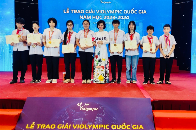 Cô giáo Phó Hiệu trưởng Phạm Thị Thu Hằng cùng các em học sinh