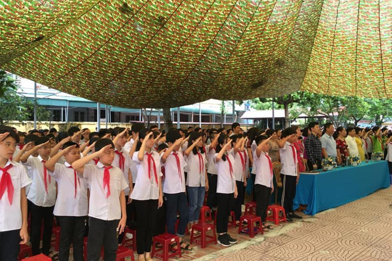Nghi thức chào cờ bắt đầu buổi lễ