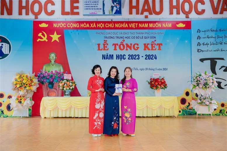 Nhà giáo: Phạm Thị Hải Châu - Nguyên Hiệu trưởng Trường THCS Lê Quý Đôn tặng sách nhà trường