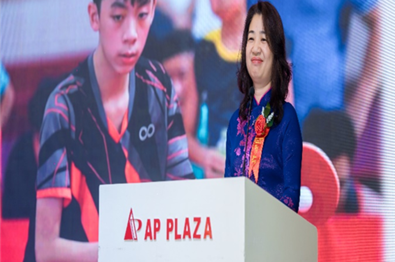 Cô giáo Hiệu trưởng Vũ Thị Lan Phương phát biểu tại buổi lễ