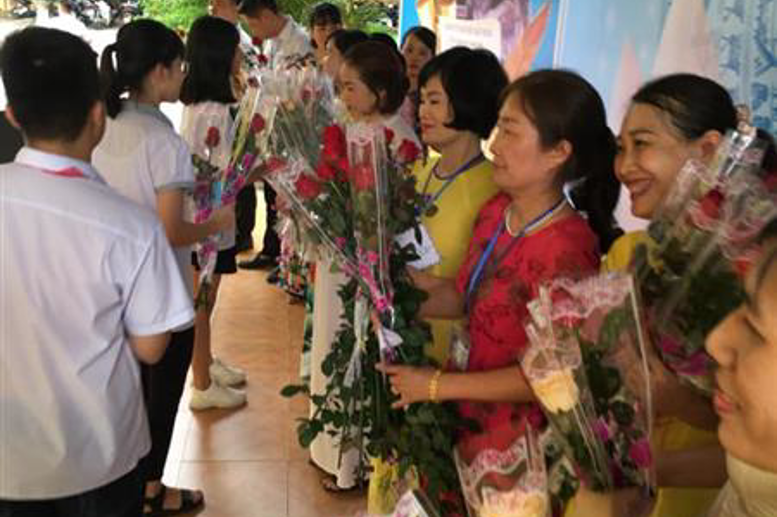 Những đoá hoa, những phong thư chứa đựng tình cảm của các em được dâng tới thầy cô